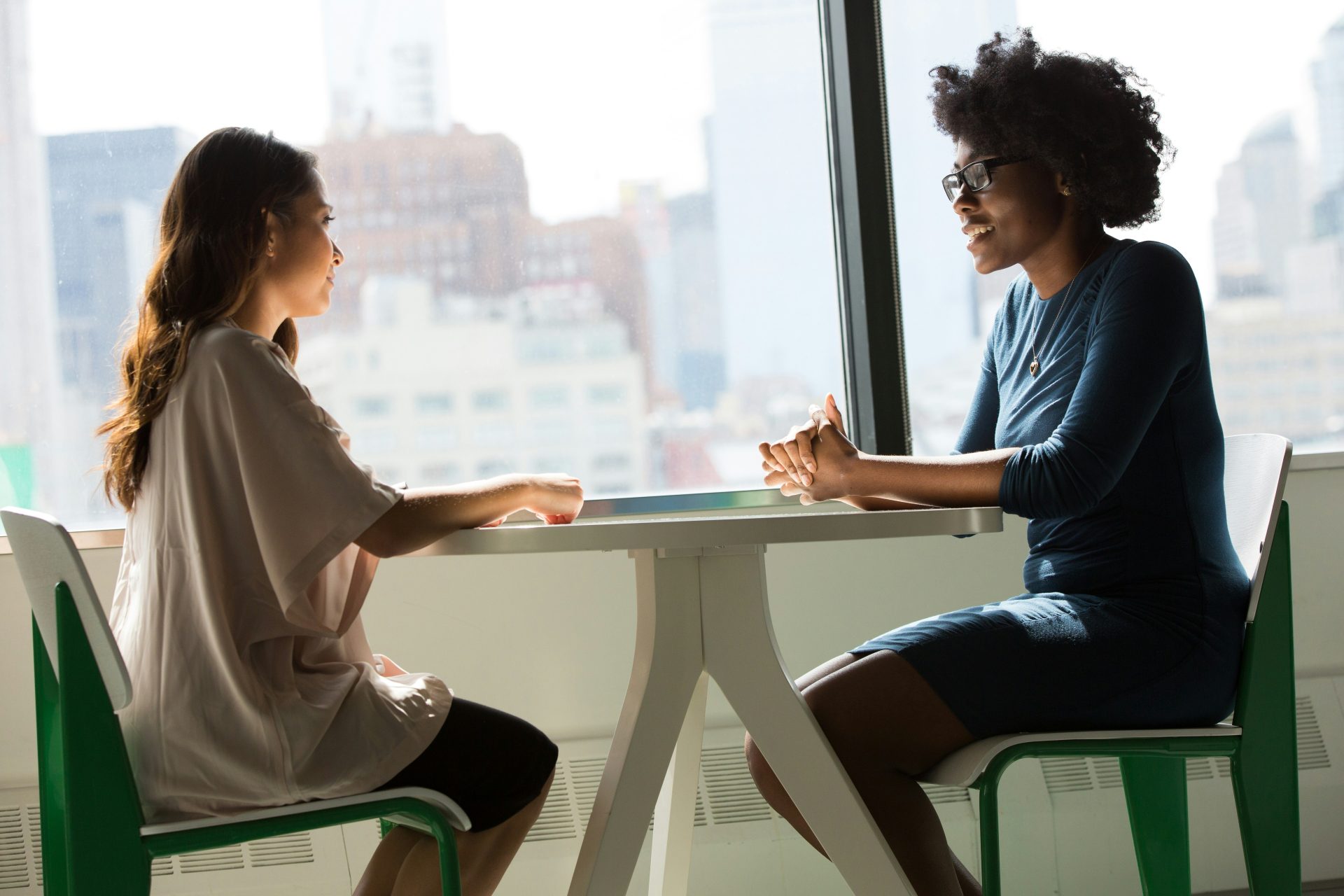 discussion entre deux femmes